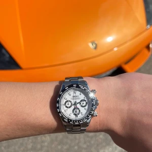 Seiko mod - Daytona Panda - Snygg och robust custom made Seiko Daytona mod med svart boett som matchar den snygga vita urtavlan. Utrustad med Seikos VK63 urverk, med hållbart safirglas och en gridlock clasp, samma typ som används på en del rolexklockor som gör det lätt att justera klockans längd (se bild 4) DM mig om du vill ha fler bilder eller undrar något.  Extra länkar följer också med, lådan ingår ej. Pris är diskuterbart.