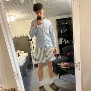 Ljusblå skjorta från det välkända varumärket Jack och Jonas - Sitter som en smäck, framhäver de lilla musklerna man har, även på en liten skit. Skulle säga S/XS i storlek. Kan även sälja shortsen om man (du) är intresserad. Eller varför inte slå till på ett dubbelpaket och ta båda🤯 Om du gör det hamnar vi på god fot på direkten, vilken grej!