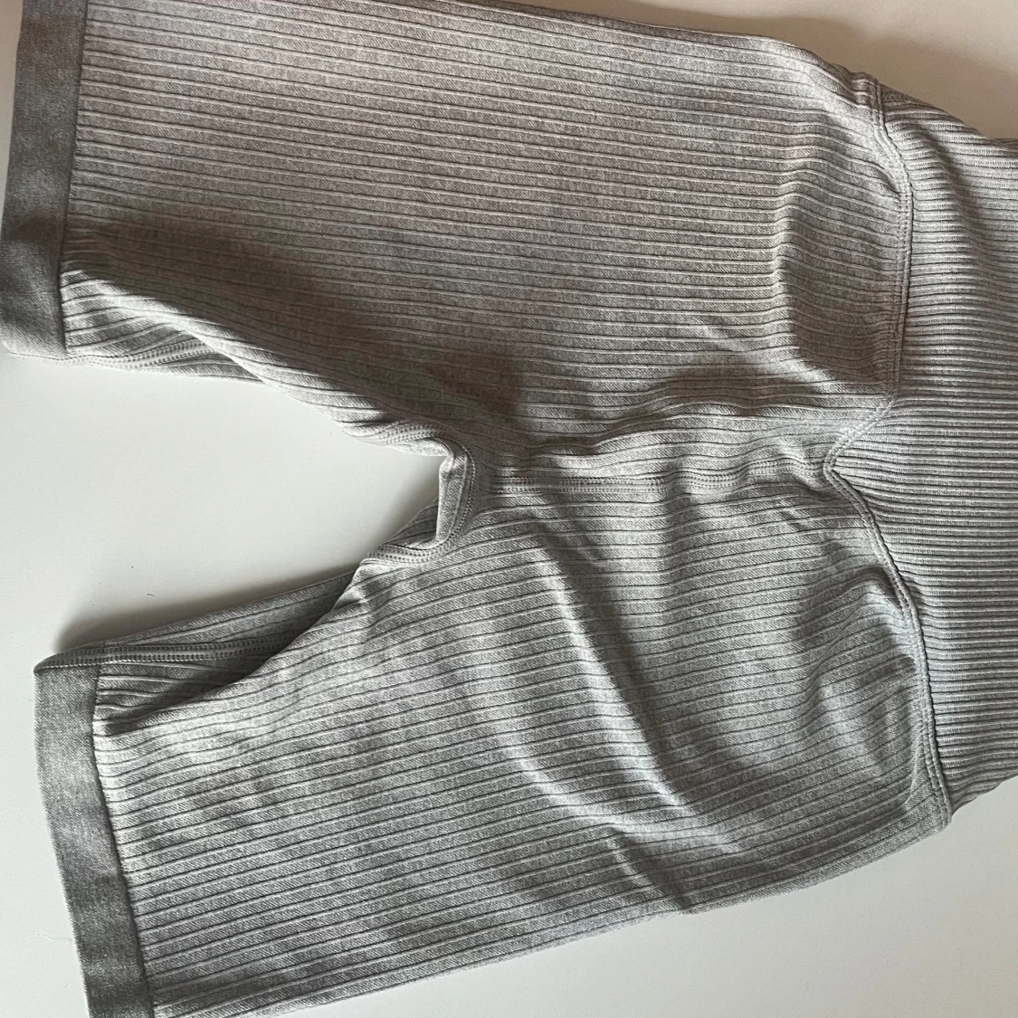 Grå ribbade träningsshorts - 1