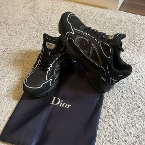 Dior B30 - Säljer ett par svarta Dior sneakers i nytt skick säljer pga dem är för små och dem kommer utan lådan tyvärr men Dior Dustbagen medföljer skriv för mer info 