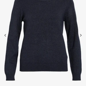 Mörkblå stickad tröja från VILA - Mörkblå stickad tröja från VILA med rund halsringning och långa ärmar. Tröjan har ribbade muddar vid ärmslut och nederkant. Passar till allt. Jeans, kjol, linnebyxor, yogapants