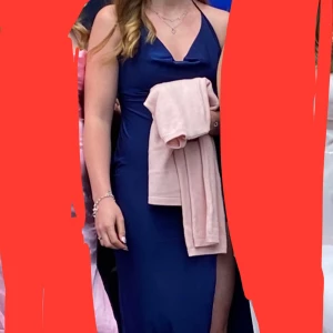 Mörkblå klänning med slits - Hade denna på våran lärarmiddag förra året, så bara använd i ett par timmar en gång. Köpt på shein för ca 150kr.  Slits på vänstersidan, fin snörning i ryggen.  Bara att fråga om fler bilder!