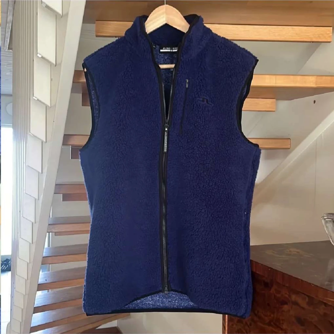 Blå fleeceväst från J.Lindeberg