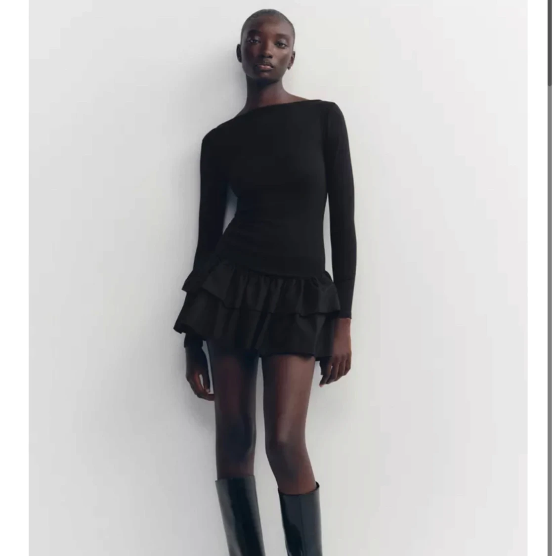 Svart volangklänning med lång ärm