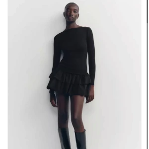 Svart volangklänning med lång ärm - Säljer denna populära klänning från zara. Aldrig använd med prislapp kvar.  