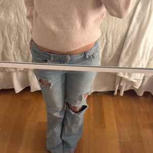 Snygga jeans  - Super snygga lågmidjade jeans med hål från Zara, i jätte bra skick!storlek 36