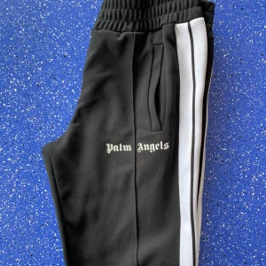 Svarta palm angels byxor - Palm angels byxor I riktigt bra skick dom är i storlek S.