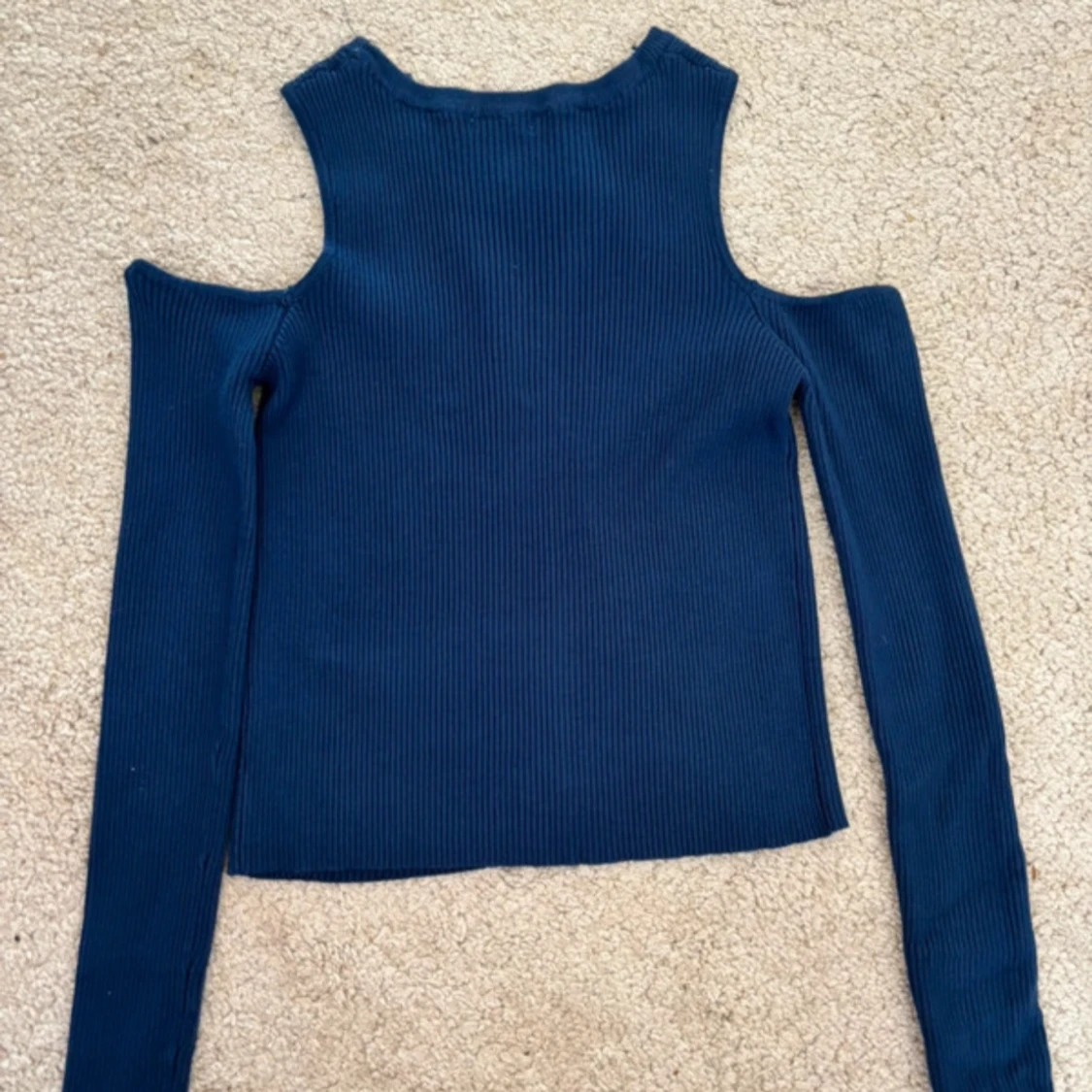 Mörkblå ribbad topp med cut-out axlar - 1