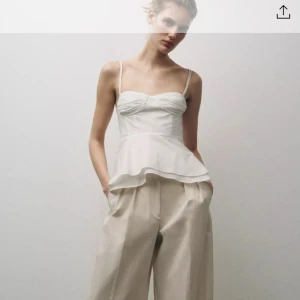 Vit peplum-linnetopp med tunna axelband - Oanvänd topp från Zara prislappen kvar