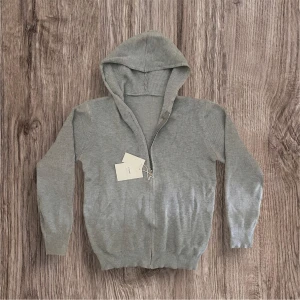 Merino ull zip up hoodie - Riktigt skön merino ull zip som är tunn och perfekt till varmare väder storlek S men passar även M// Skriv vid funderingar🤩