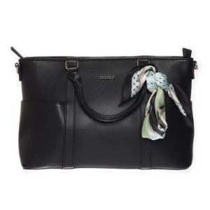 Svart axelväska från Anna Field med scarf - Snygg svart axelväska från Anna Field i slätt syntetmaterial. Väskan har två handtag och en dekorativ scarf knuten på ena sidan. Perfekt storlek för vardagsprylar och har flera fack för bra organisering.