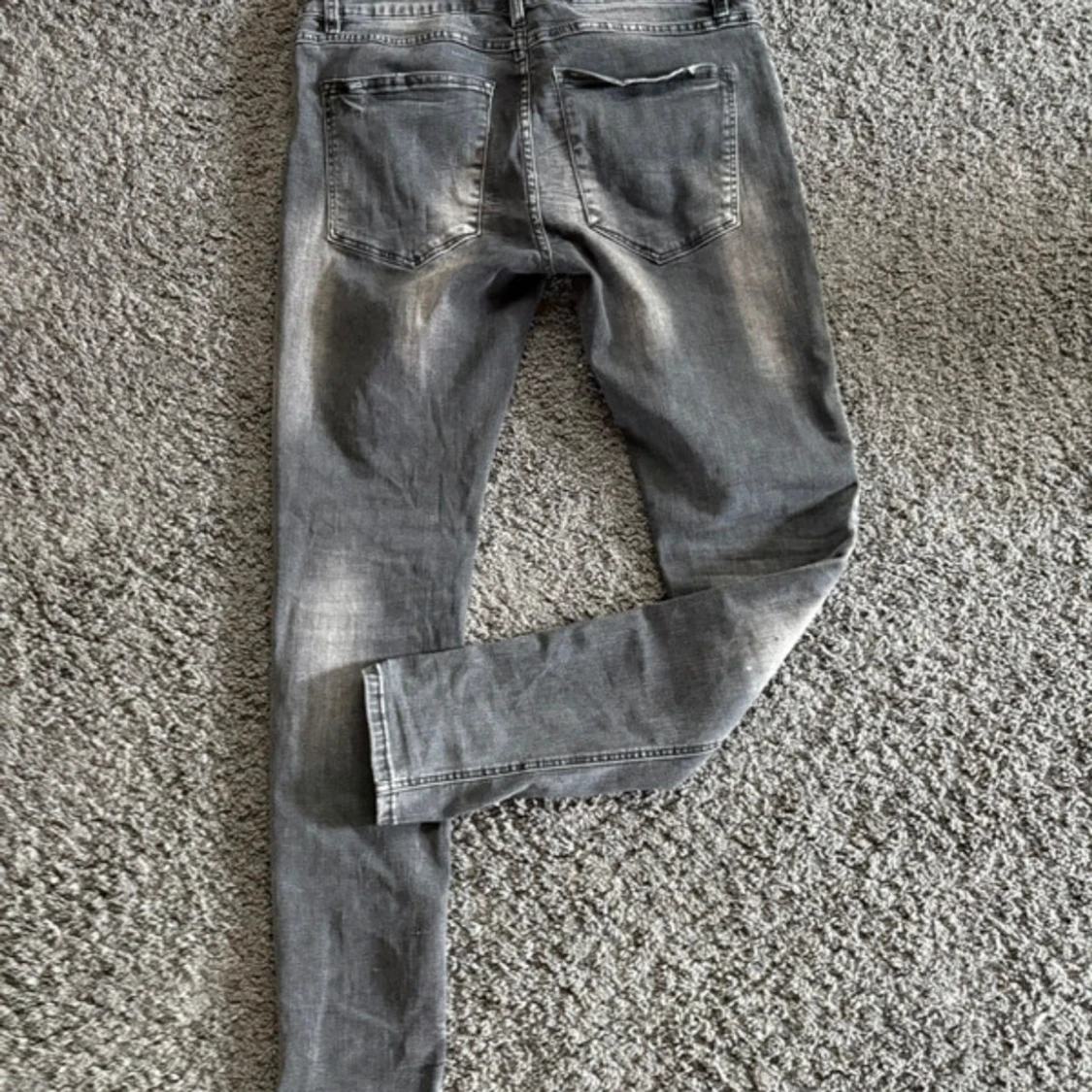 Grå slitna jeans från Alessandro Zavetti - 1