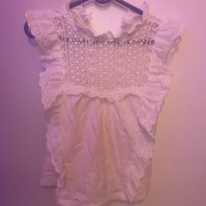 Intressekoll - Vit blus med spets och volang - Intressekoll en söt vit blus med broderade spetsdetaljer och volanger längs ärmar och axlar ifrån Mango. Knappt använd då det inte riktigt är min stil. Kan strykas och tvättas såklart innan jag skickar 💘Pris kan alltid diskuteras.