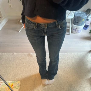 bootcut jeans med låg midja - Supersnygga lågmidjade jeans!💕 storlek 38 men skulle säga mer passar 34-36 då det är det jag vanligtvis har i jeans 🤩