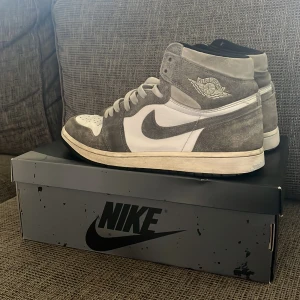Air Jordan 1 retor high oh - Tvär feta jordans som jag säljer då det tyvärr inte längre är min stil/// skorna är i 7/10 skick/// kommer tvättas/// äkta/// öppen för prisförslag eller byten 