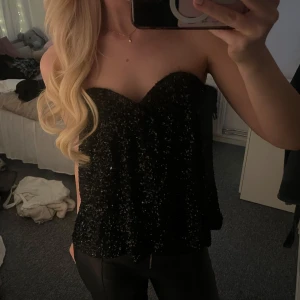 glittrig topp - använd en gång, nypris 399