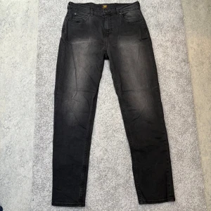 Svarta jeans från Lee - Svarta jeans från Lee. Köpt från Kidsbrandstore. Aldrig använt!