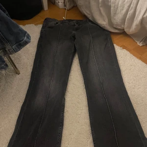 Lågmidjade bootcut jeans  - Super snygga lågmidjade bootcut jeans köpt ifrån berska. Inga defekter.