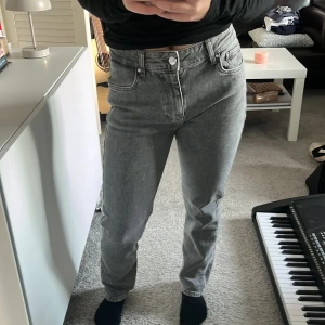 Grå jeansbyxor Sienna - Säljer ett par grå jeansbyxor från BikBok med klassisk femficksdesign och raka ben. Använda en enda gång. Byxorna är väldigt bekväma och stängs med knapp och dragkedja. Perfekta till vardags för en stilren look.