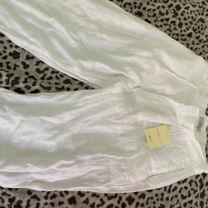 Vita linnebyxor - Vita linnebyxor från Gina tricot i storlek M. Helt oanvända och perfekta inför sommaren