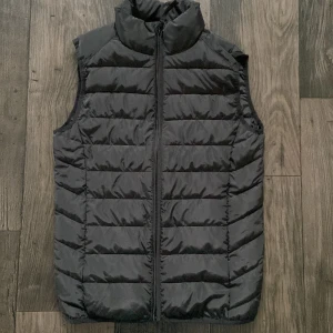 Väst från Pier One - Helt ny väst från Pier One i storlek XS, lappar finns kvar (se bild) Aldrig använd - Inga defekter. Nypris på 449:- på Zalando. 