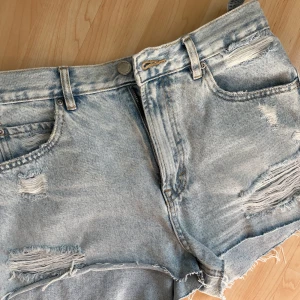 Jeanshorts - Tyvärr för små därav kan jag inte fota på, fint skick. 