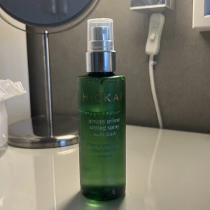 Hickap settingspray  - Hickap settingspray. Bara testad några gånger. Blir inte att jag använder den för har så många andra.