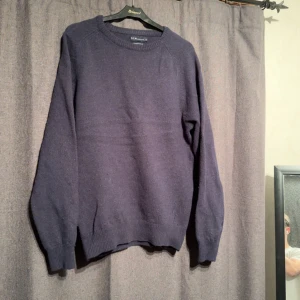 Mörkblå stickad tröja från Hm - En enkel och stilren mörkblå stickad tröja från Hm, den är stickad och mjuk mot huden i merinoull. 100 men diskuterar tveka inte på fråga.