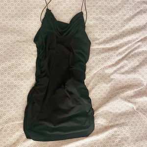 svart fest linne - Säljer ett svart linne med tunna axelband från vero moda. Andvänd fåtal gånger