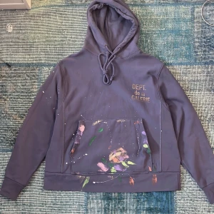 Gallery Dept ”Dept de la galerie” paint splatter hoodie  - Tjena! Nu finns denna riktigt feta Gallery dept ”Dept de la galerie” paint splatter hoodien till salu! Den är omsydd för att blir kortare till en normalare längd då den var konstig tidigare i längden( croppad). Jag är inte profitionell skräddare så man ser ev några tecken på att den är omsydd, men jag är ändå rätt bra på att sy så det kommer inte gå sönder eller så:) Skicket på hoodien är extremt bra om man inte tänker på omsyningen osv. OBS den är INTE äkta. MVH/Abbe