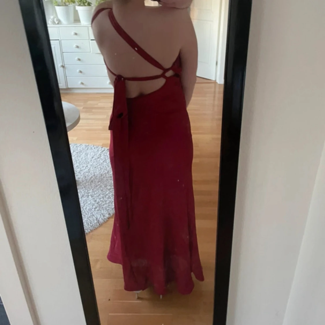 Vinröd långklänning med oneshoulder och öppen rygg - 1