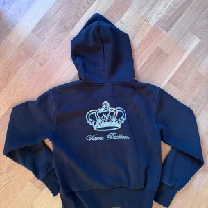 Victoria beckham zip - Sällsynt victoria beckham zip. Storlek s perfekt inför sommaren. Inga skador eller liknande. För mer frågor eller bilder skriv till mig privat