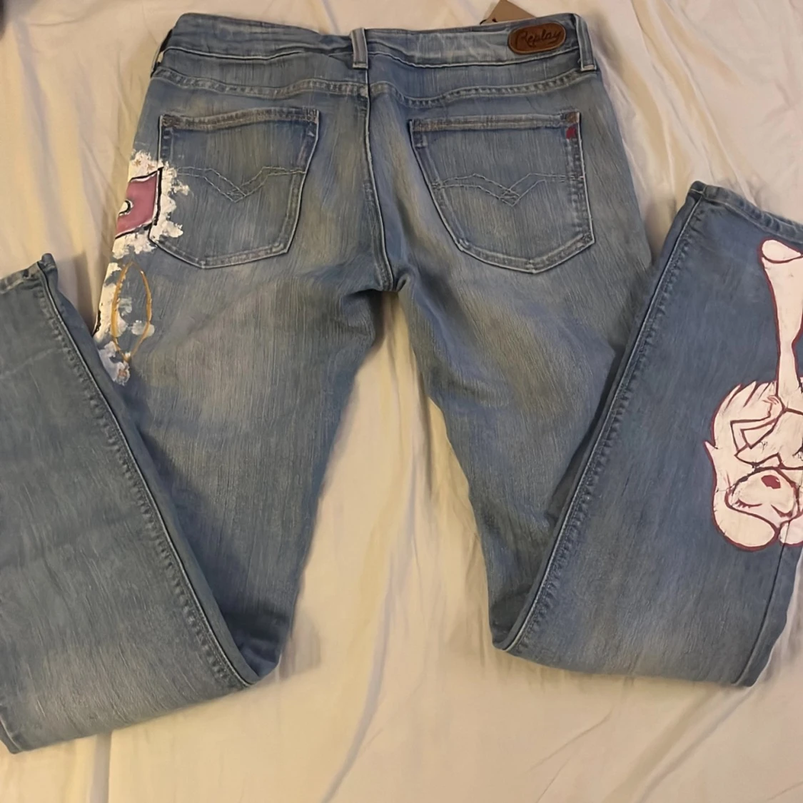 Blå jeans med graffiti-design från Replay - 1