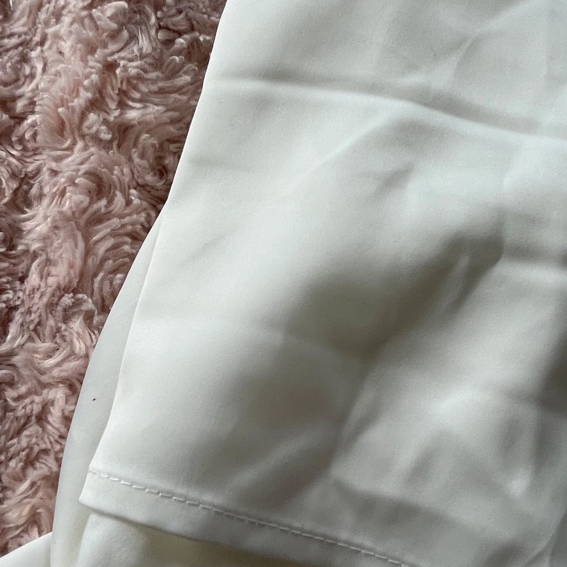 Vit långärmad blus med knytdetalj - 2