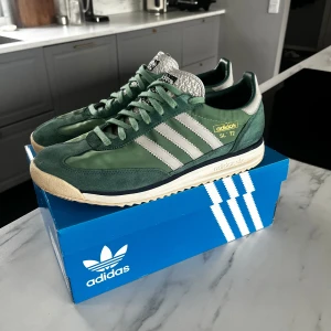 Adidas Sl 72  - Säljer nu mina fina Adidas skor då dem ej används längre, skorna är i extremt bra skick och ej använda mer än 10 gånger, nypris 1250/ mitt pris 899