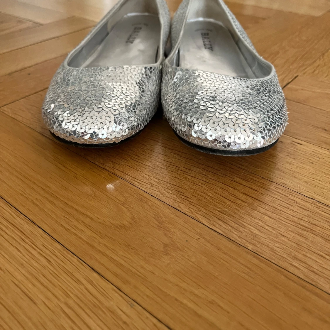 Silvriga ballerinaskor med paljetter från Bally - 3