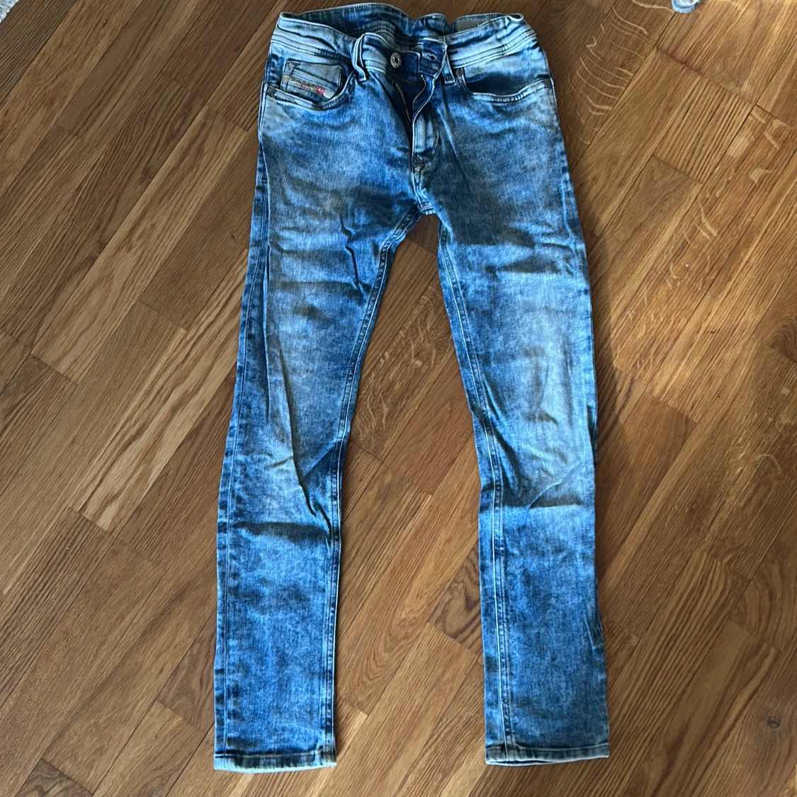 Blå slim fit jeans från Slegner-J-N