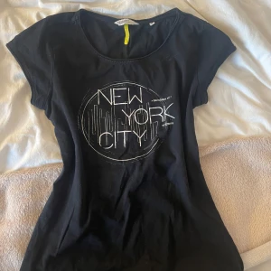 Svart y2k t-shorts vintage  - Söt svart t-shirt i smickrande modell. Vintage.💕 sitter som en S.