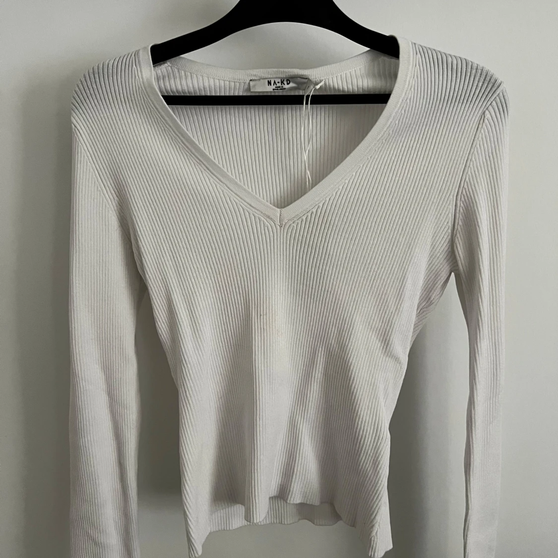 Vit ribbad v-ringad tröja från NA-KD