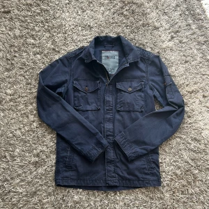 Tunn jacka  - Tunn denim jacka ifrån Tommy hilfiger | skick 8/10 | strl M | mitt pris 449 