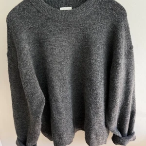 Stickad tröja  - Använd ett fåtal gånger, fint skick.