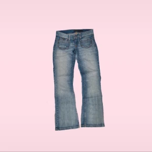 Blå bootcut jeans från ONLY - Säljer ett par skitsnygga blå blågmidjade bootcut jeans som tyvärr är för små. Jeansen har unika fickor och snyggt slitna detaljer. De är i storlek 28,30. Innerbenslängd: 91 cm. Midjemått: 37 cm