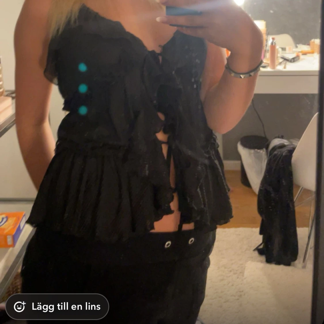 Svart volangig linnetopp med knyt - 1