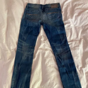 Diesel Jeans - Säljer ett par blå jeans från Diesel. Byxorna har klassisk femficksdesign. Storlek W28 L 30