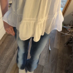 Blå bootcut jeans från Cheap Monday - Snygga blå bootcut jeans från Cheap Monday med en cool tvättad look. De har en klassisk femficksdesign och en knappgylf. Perfekta för en avslappnad stil med en touch av retro. Aldrig använda och säljer då jag tycker att de är lite korta.