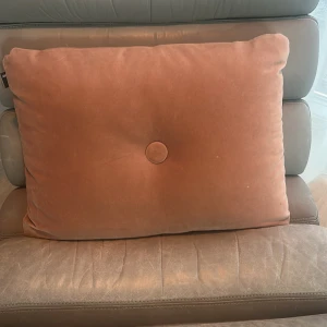 Superfin rosa prydnadskudde från Hay! - Rosa prydnadskudde från Hay. Orginalpris 1190kr. Pris kan diskuteras!