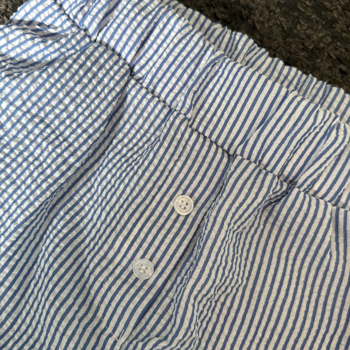 Blåvitrandiga shorts med knappar - 1