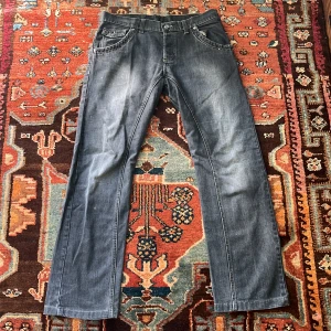 Svart/gråa Jeans - Snygga raka Svart/gråa jeans från Urban Denim. Köpt second hand i Paris 2022 men knappt används sedan dess, feta fickor men passar inte riktigt mig🙏