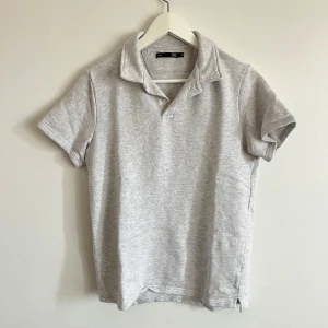 Lager 157 pique-tröja - En ljugagrå Pique-tröja köpt från Lager 157, ett skönt och snyggt plagg till sommaren. 