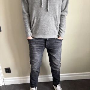 Grå jeansbyxor herr - Säljer ett par grå jeansbyxor från jack&jones med klassisk femficksdesign och raka ben. Byxorna har normal passform och är tillverkade i denim. Perfekta för dig som gillar en enkel och stilren look.